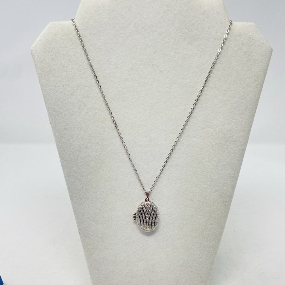 Mixed Metals Silvertone Locket Pendant With Chain 18in Magnetic Closure 5055